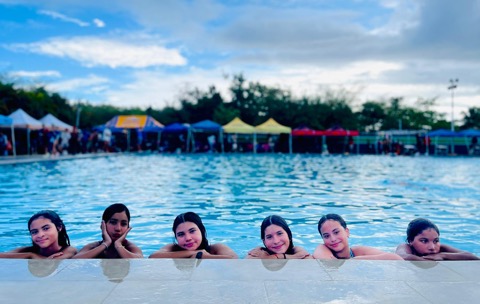 Nadadores de San Juan Cariba junto a la piscina